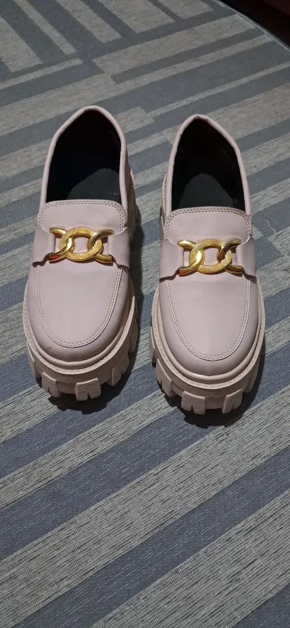 Sapato rosa mocassim tratorado com corrente