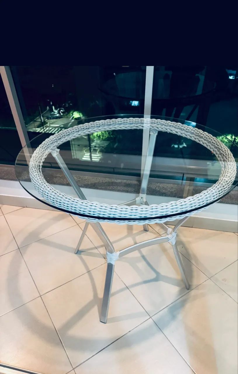 Mesa branca com tampo de vidro para área externa 