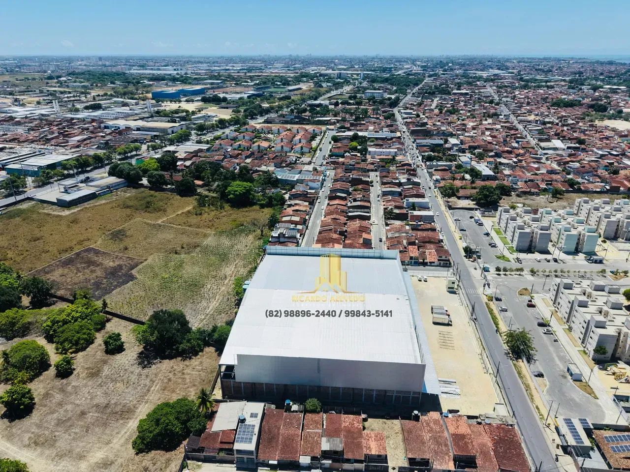 Galpão com 1.279m², 03 Docas com plataformas, Mezanino e banheiros - Foto 2