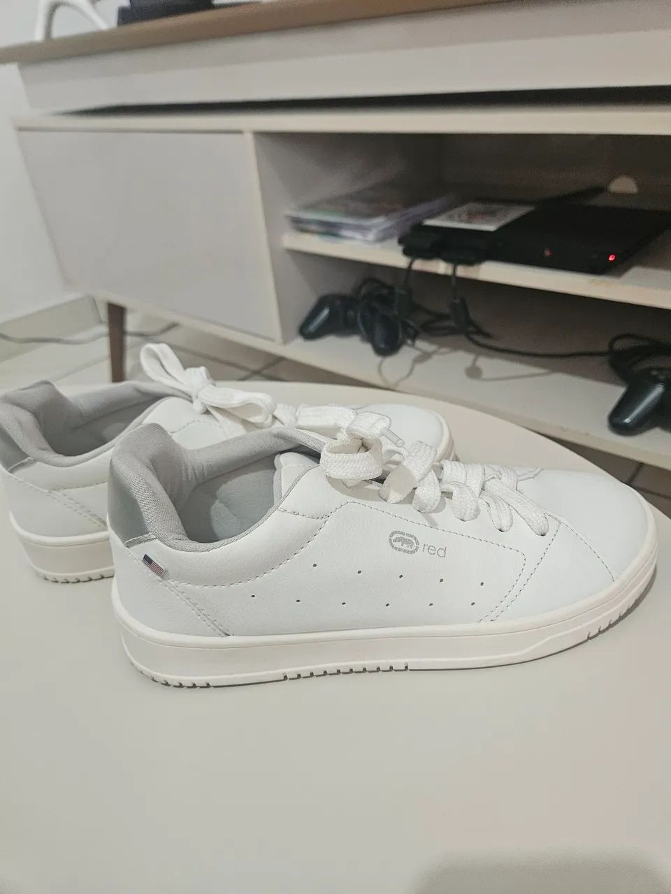 Tênis branco Ecko Red