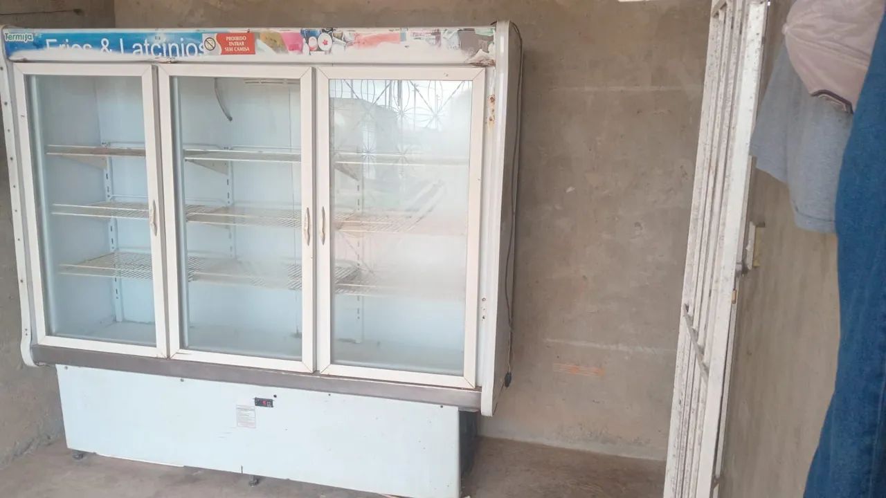 Expositor de três portas marca termisa para frios e laticínios 