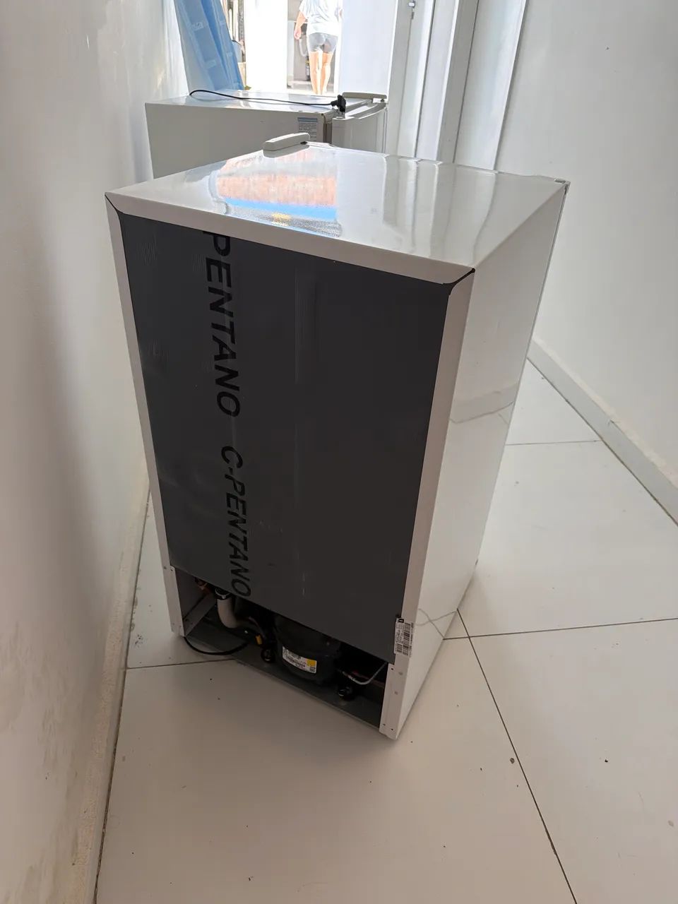 Vendo 2  frigobar 120 litros Eletrolux branca - Foto 3
