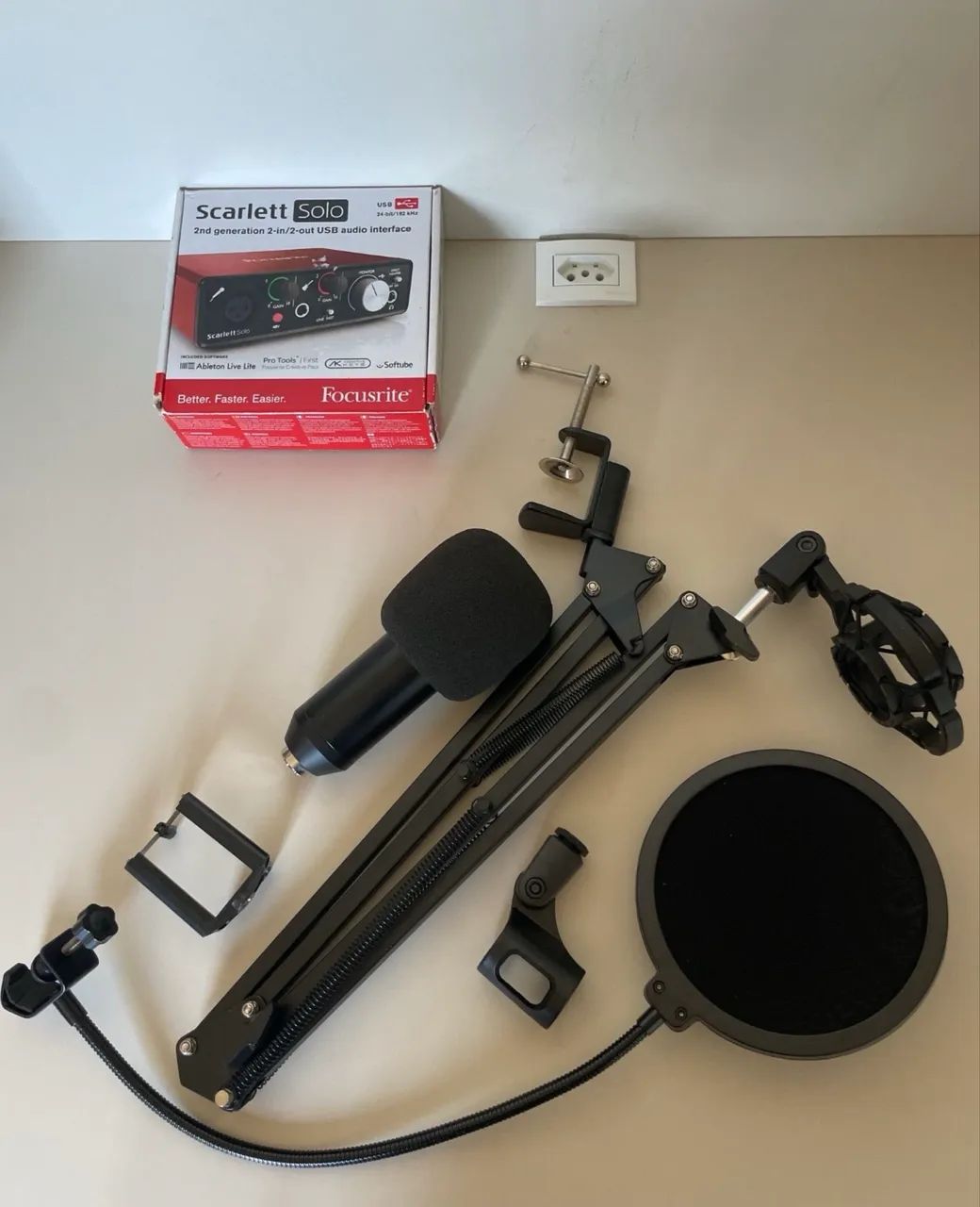 Kit de Gravação Completo - Interface Focusrite Scarlett Solo + Microfone + Suporte