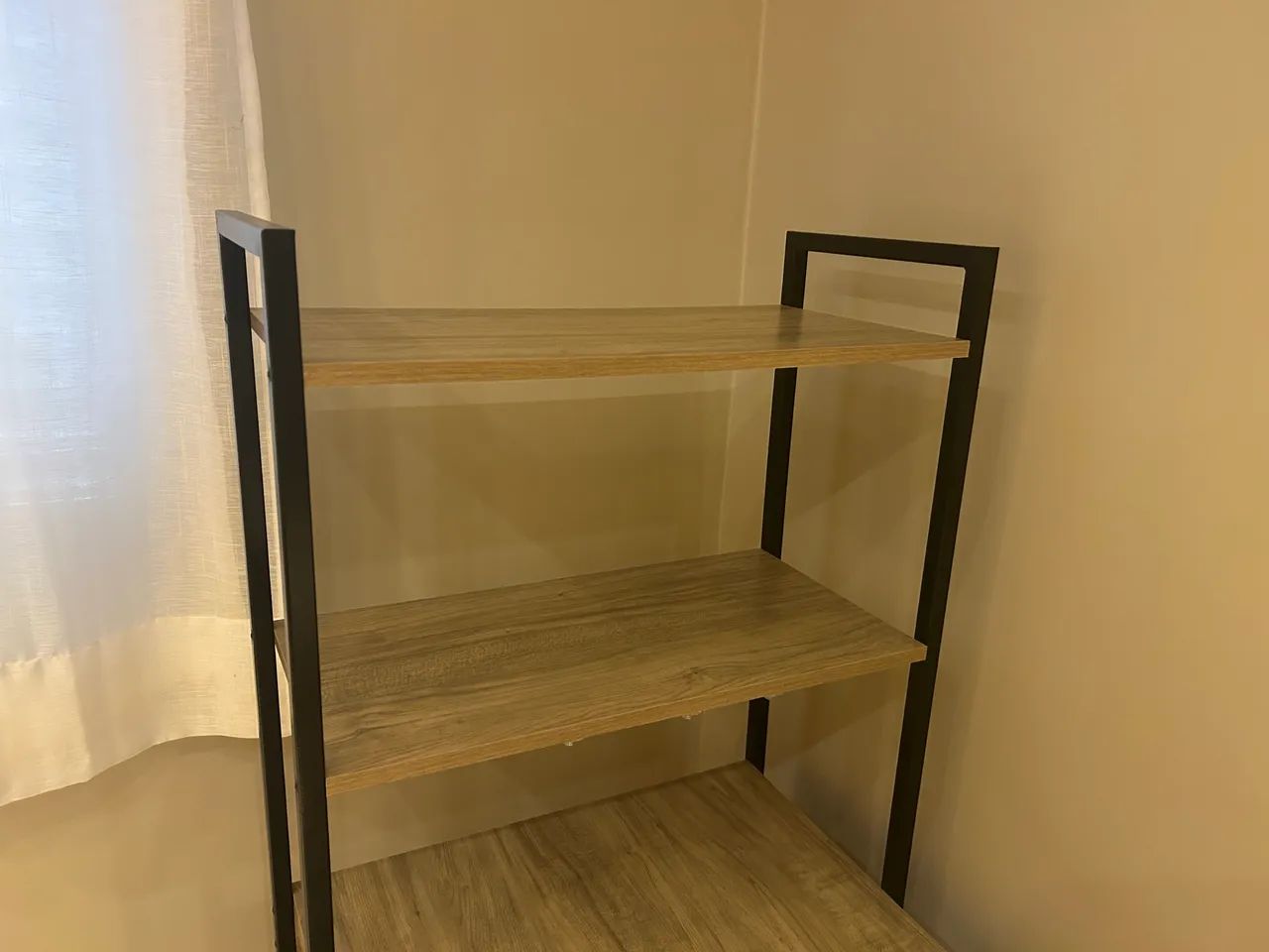 Mesa para escritório com estante