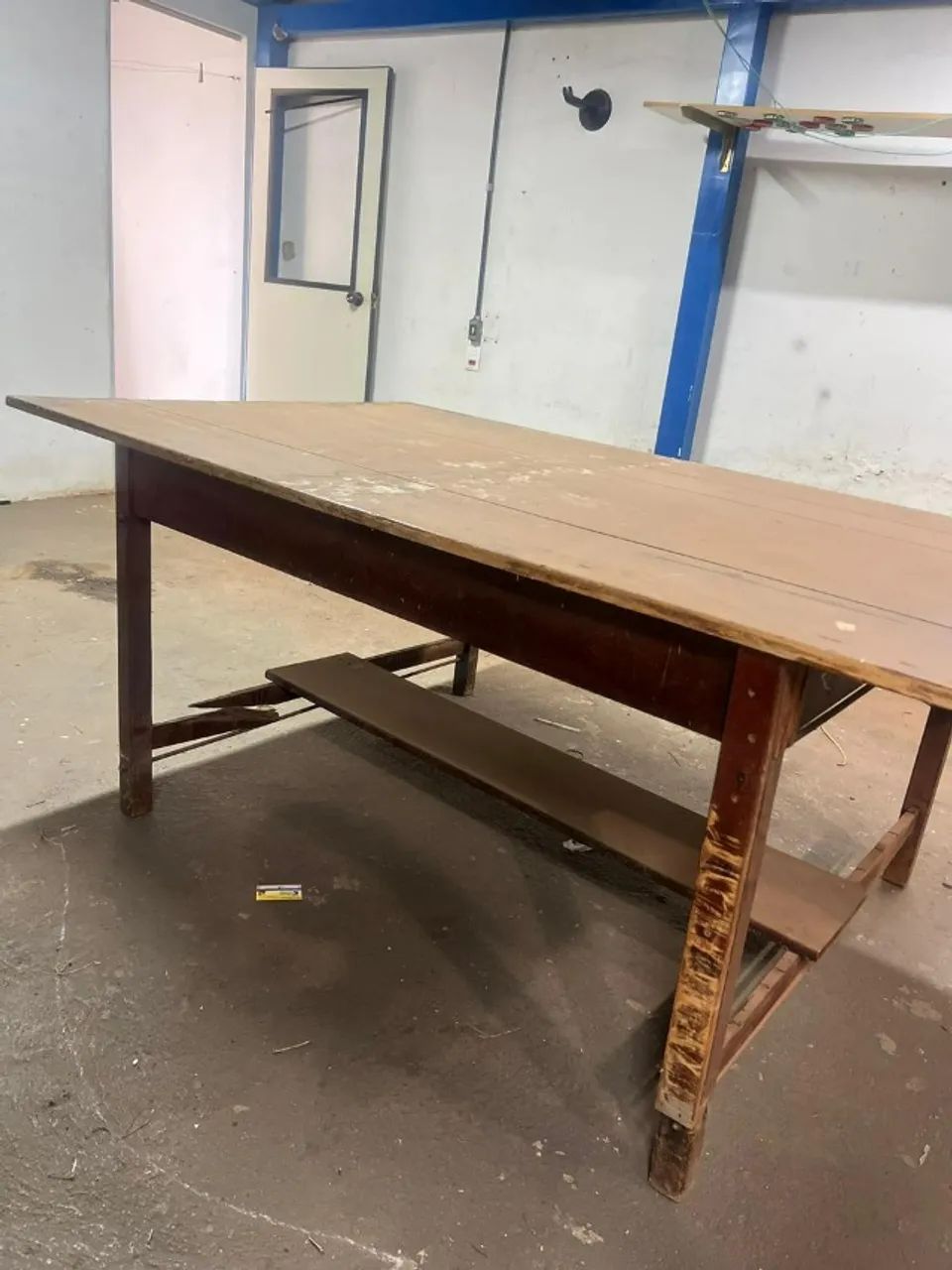 mesa com pés de madeira