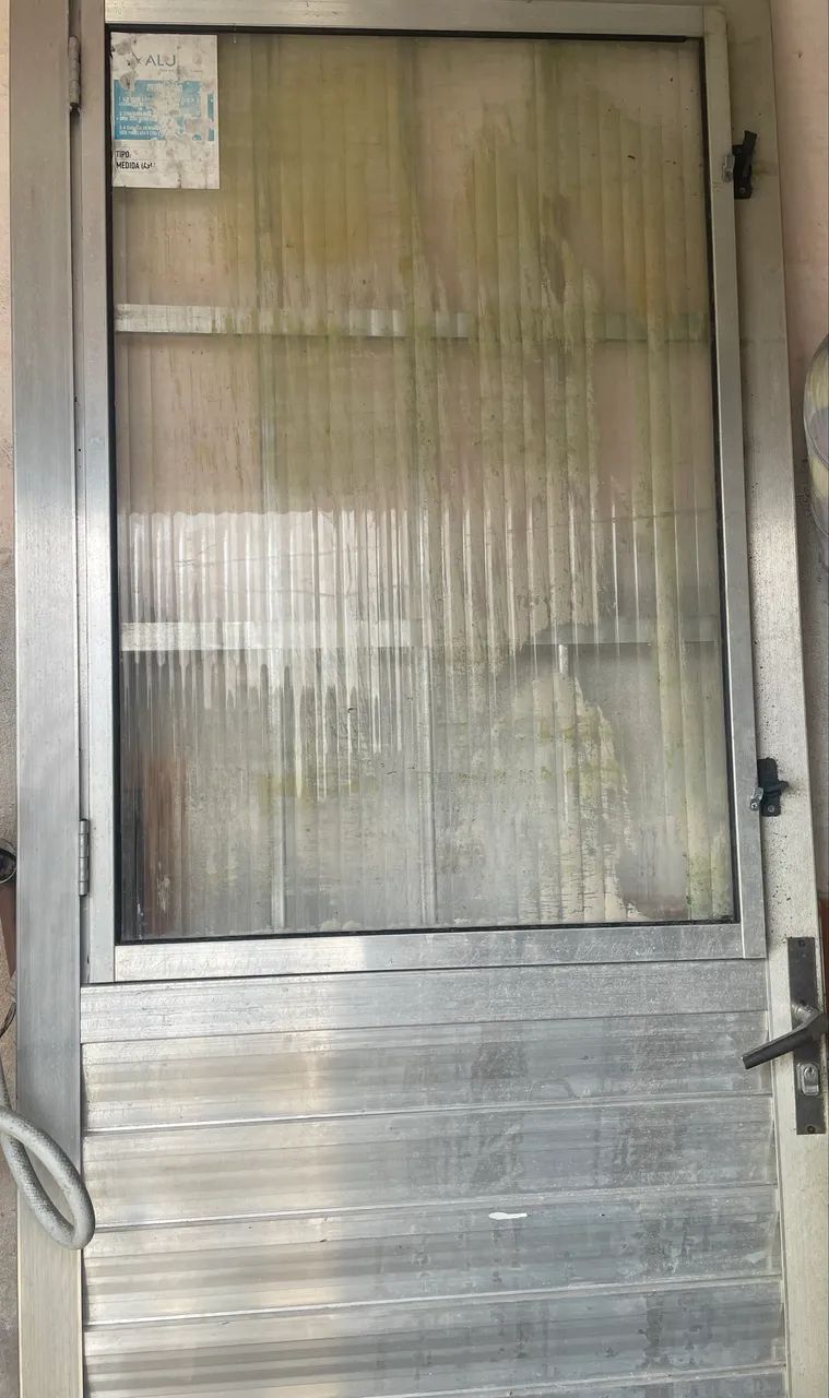 Portão de alumínio em boas condições  com vidro  - Foto 2