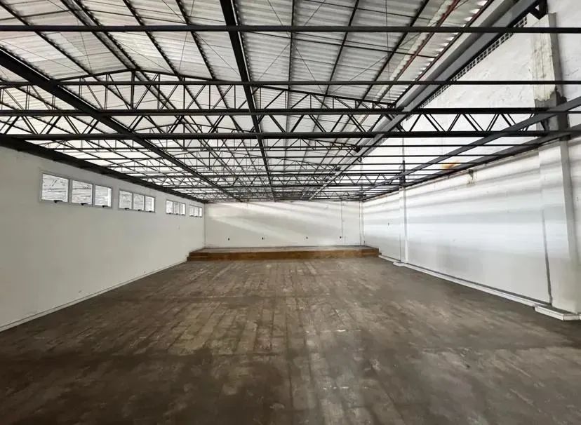 Galpão p/ Locação Comercial e Indústrial em via Principal com 5900 m2. - Foto 4