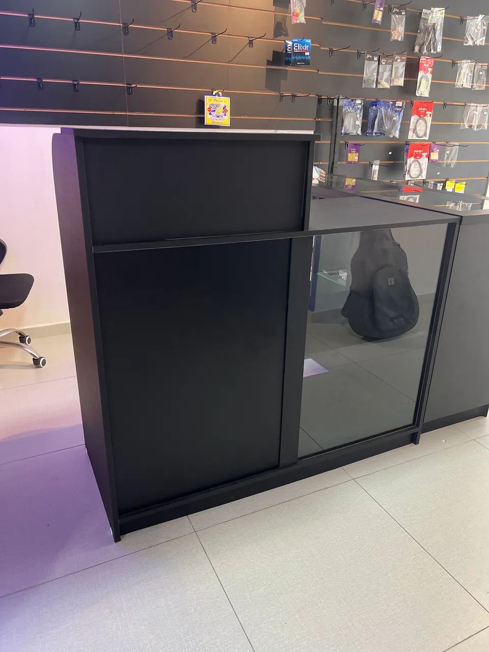 Balcão caixa preto