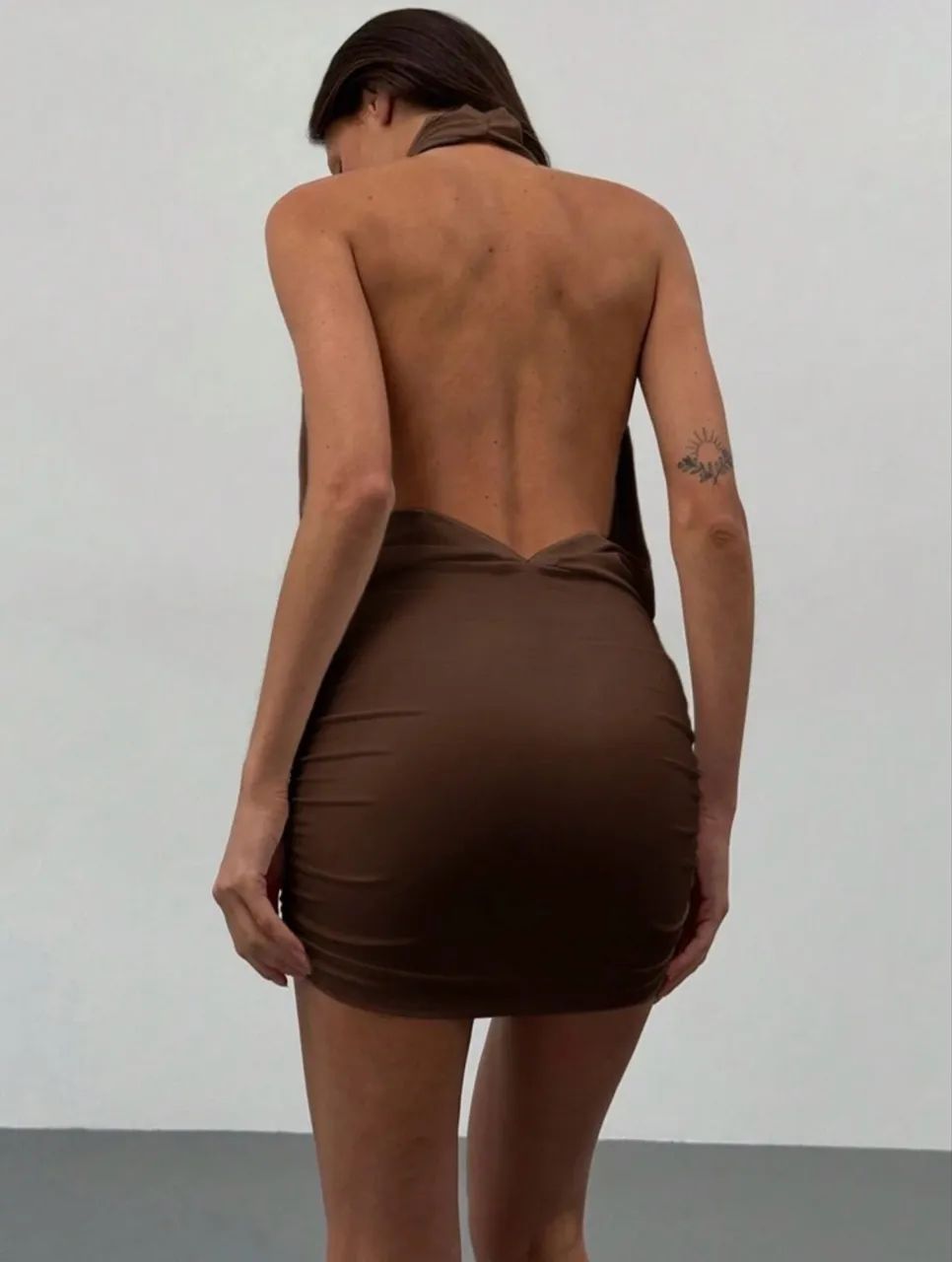 Vestido Marrom colo em V profundo e costas nuas  - Foto 3