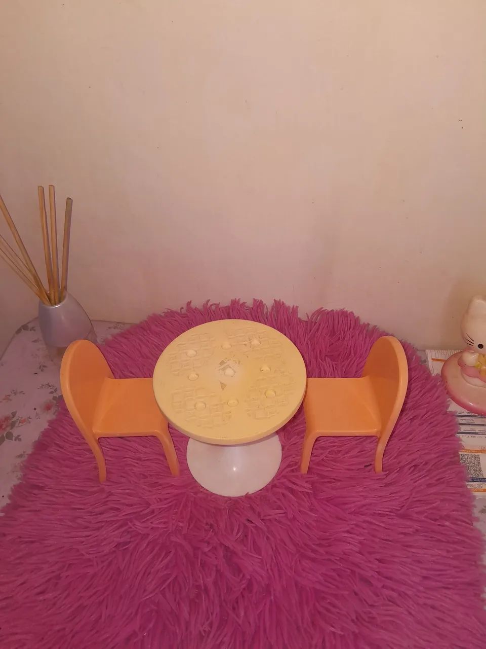 Boneca barbie cadeiras e mesa