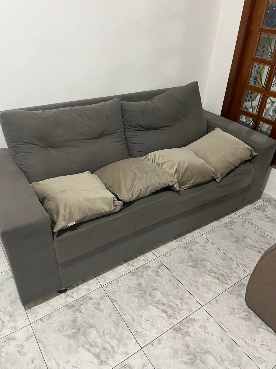 Sofá 4 lugares em suede e 4 almofadas65153855998083122