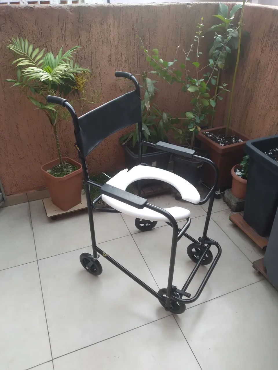 Vendo cadeira de transferência e cadeira de banho - Foto 4