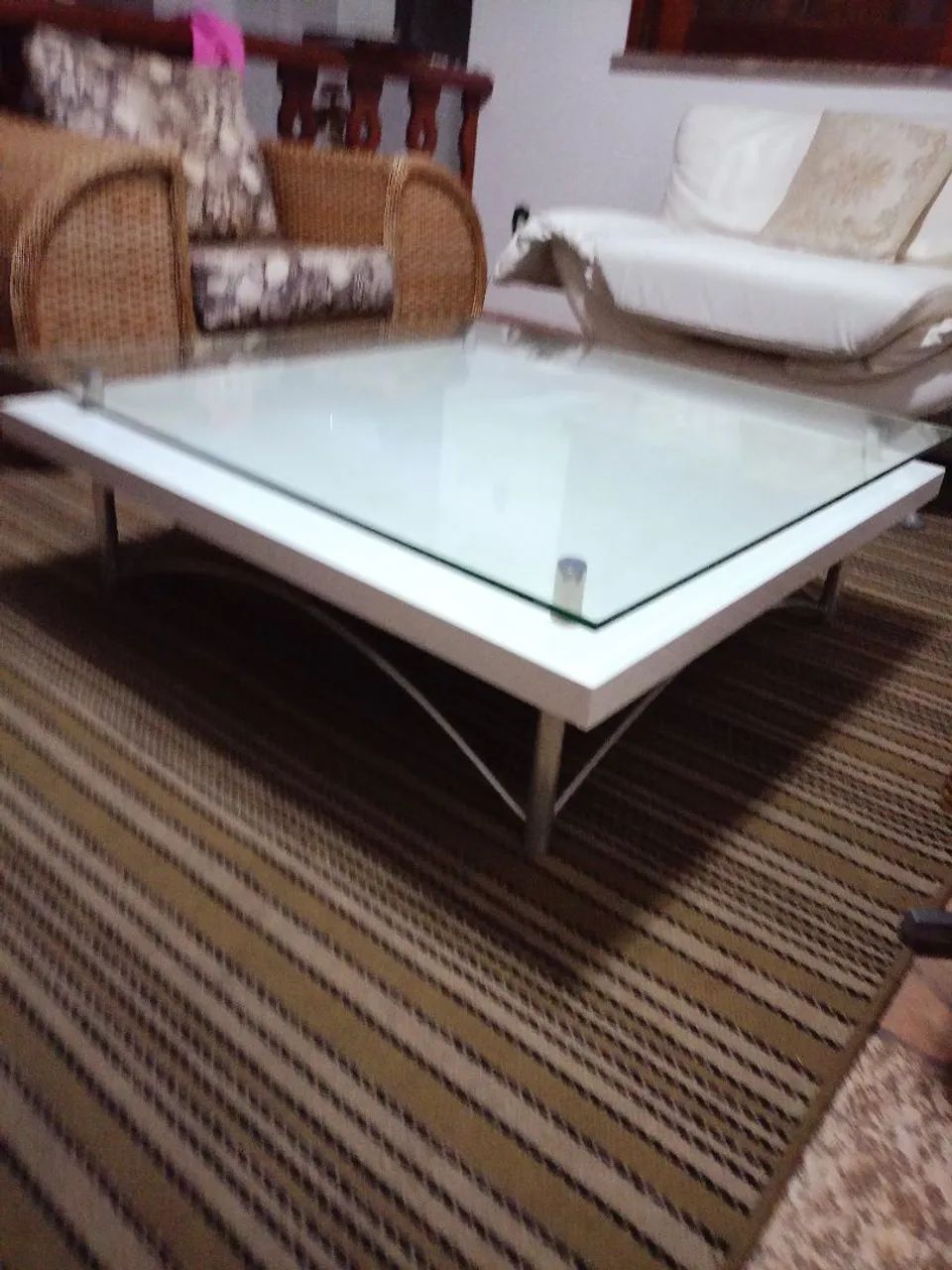 Mesa de centro pesa única maravilhosa c/ pés em alumínio e vidro temperado de 1 cm.  - Foto 3
