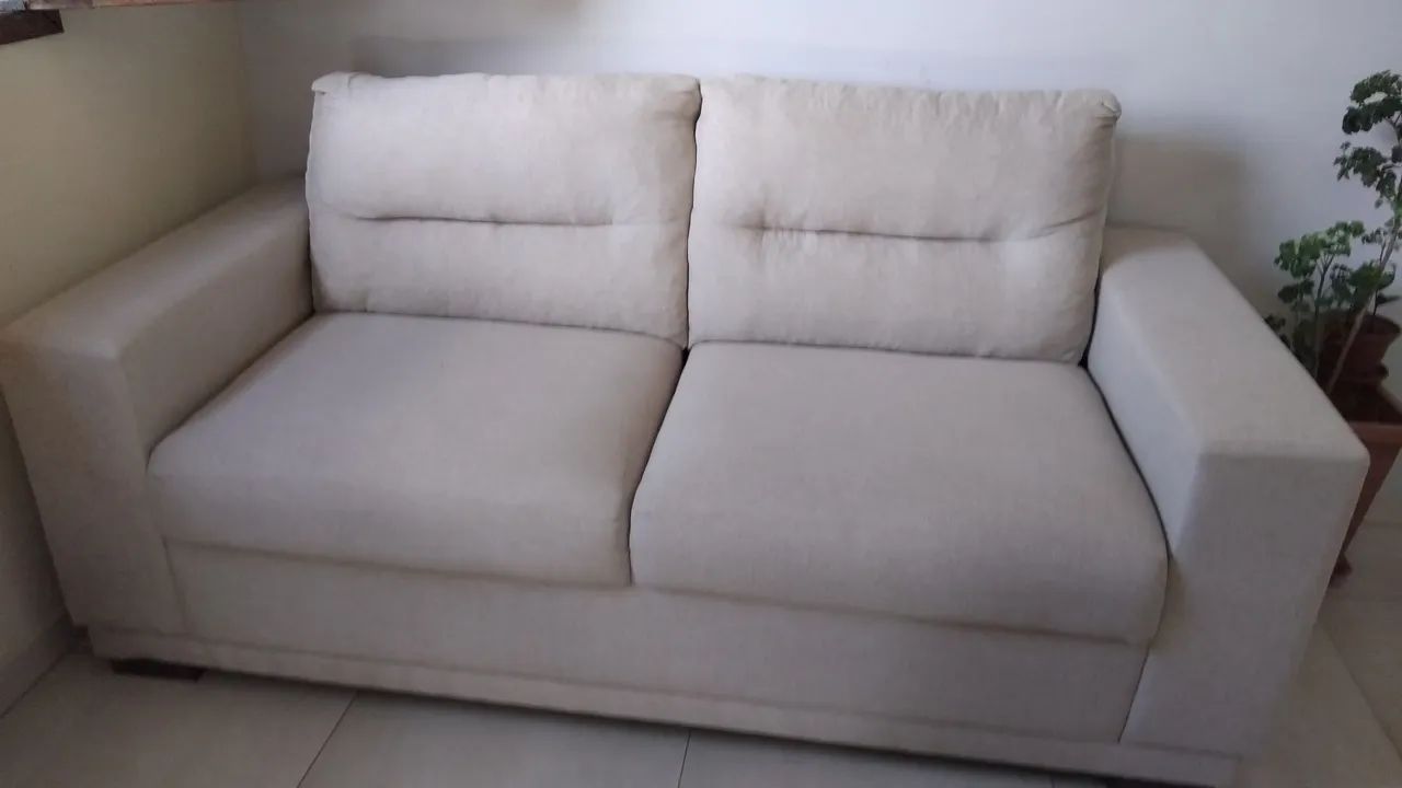 Sofa.em linho cor beje confortável,2 lugares  grande - Foto 2