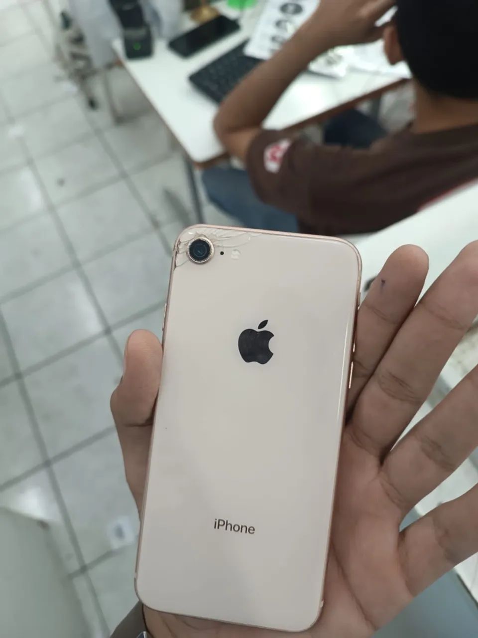 iPhone 8 funcionando tudo, pra vender logo! - Foto 4