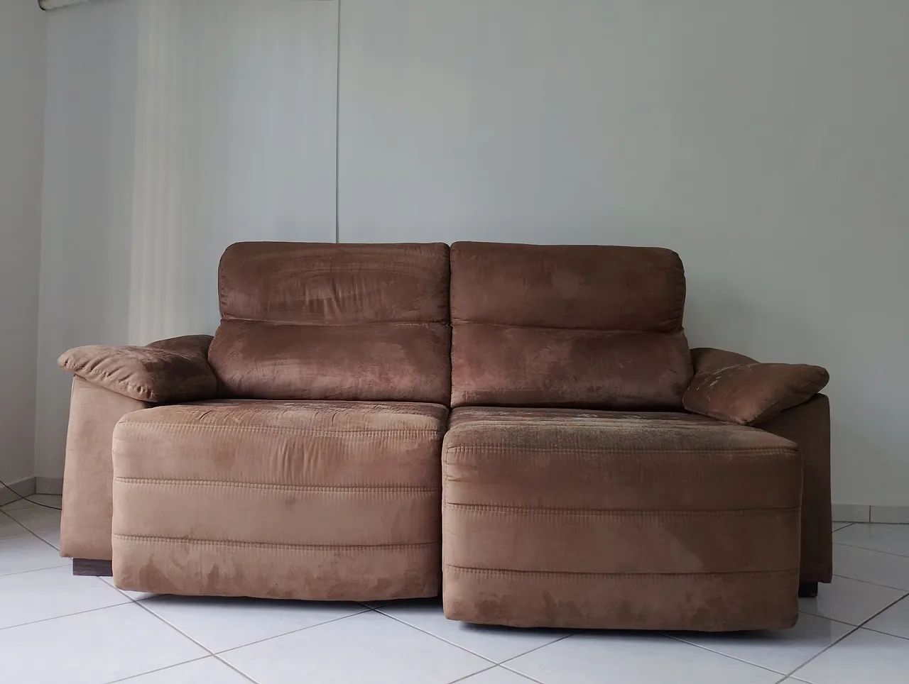 Sofá retrátil e cabeceira reclinável na cor Marrom veludo