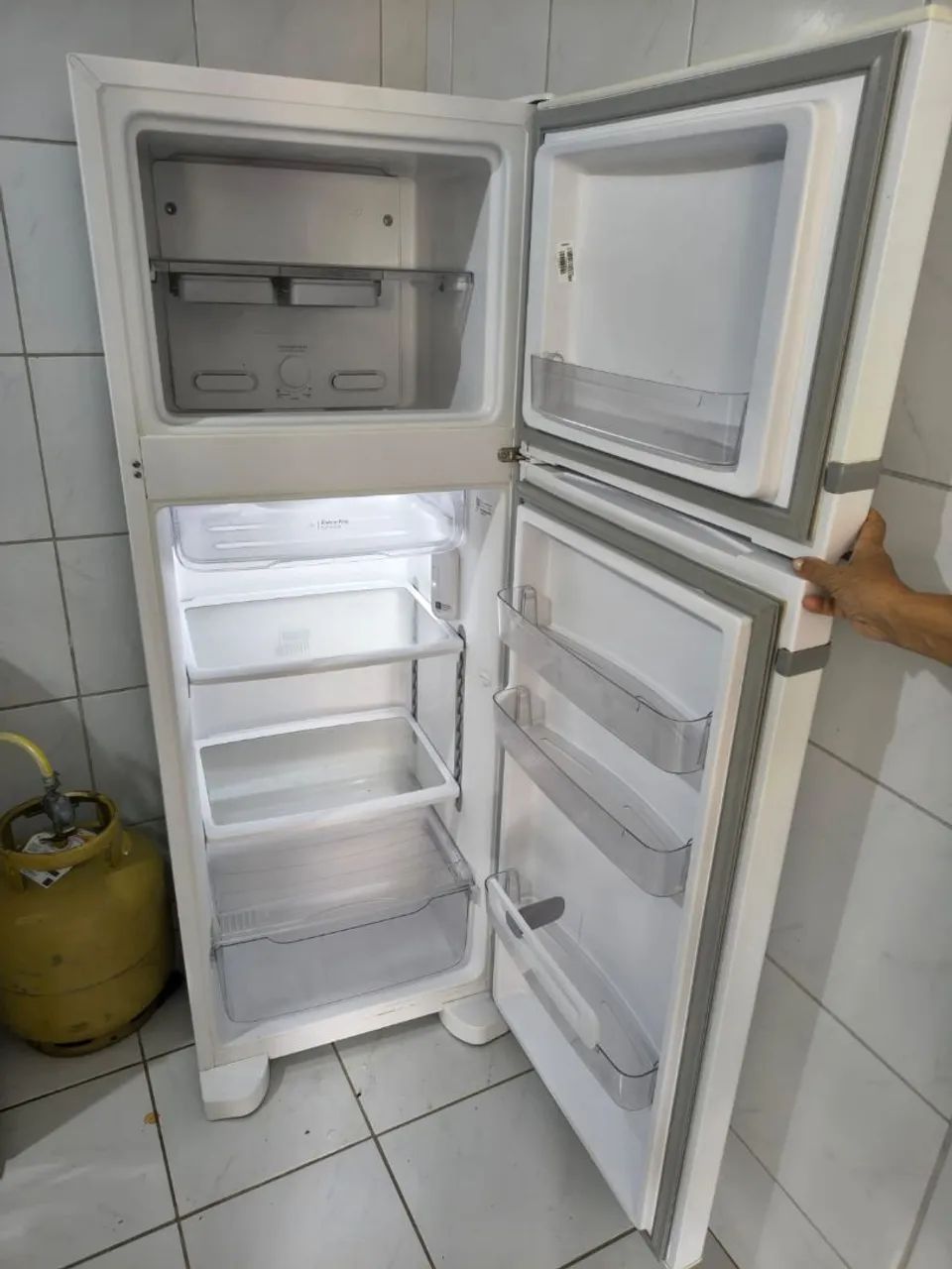 Vende-se geladeira semi-nova - Foto 5