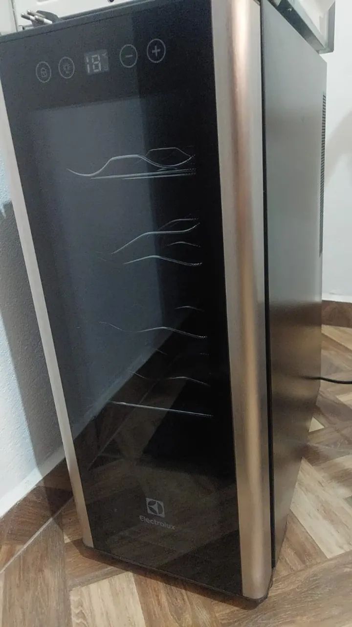 Adega ELETROLUX 12 garrafas