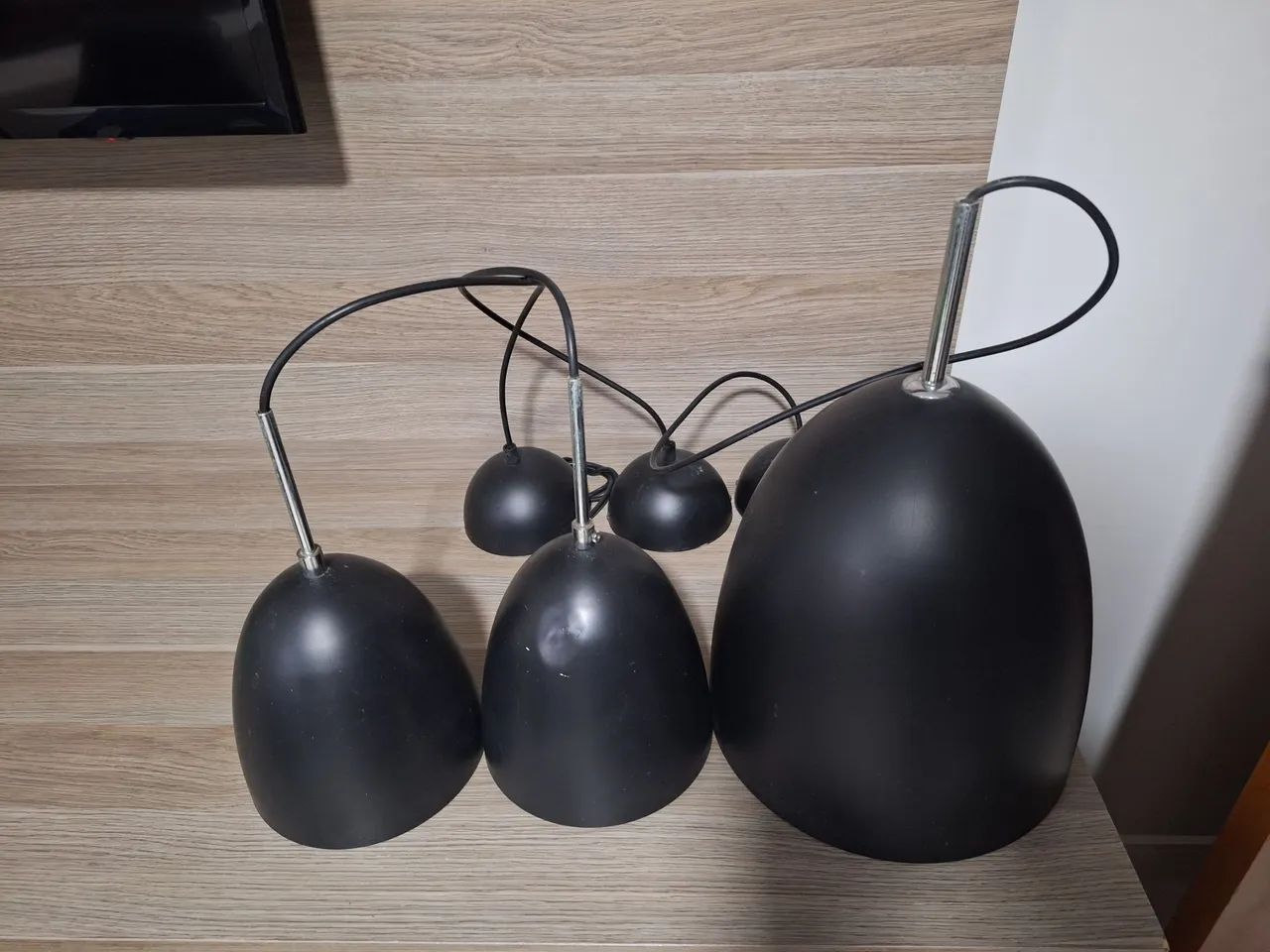 Pendentes 220v preto dois menores e um maior - Foto 2