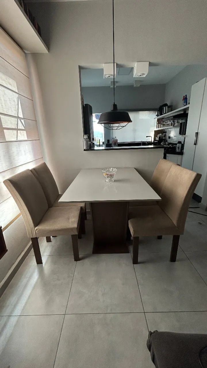 Mesa de jantas com 4 cadeiras