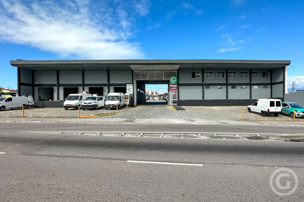 Explore oportunidades únicas neste amplo galpão em Capoeiras, Florianópolis