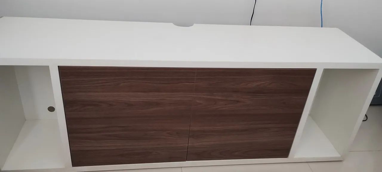 Rack de chão com duas portas e divisória dentro 