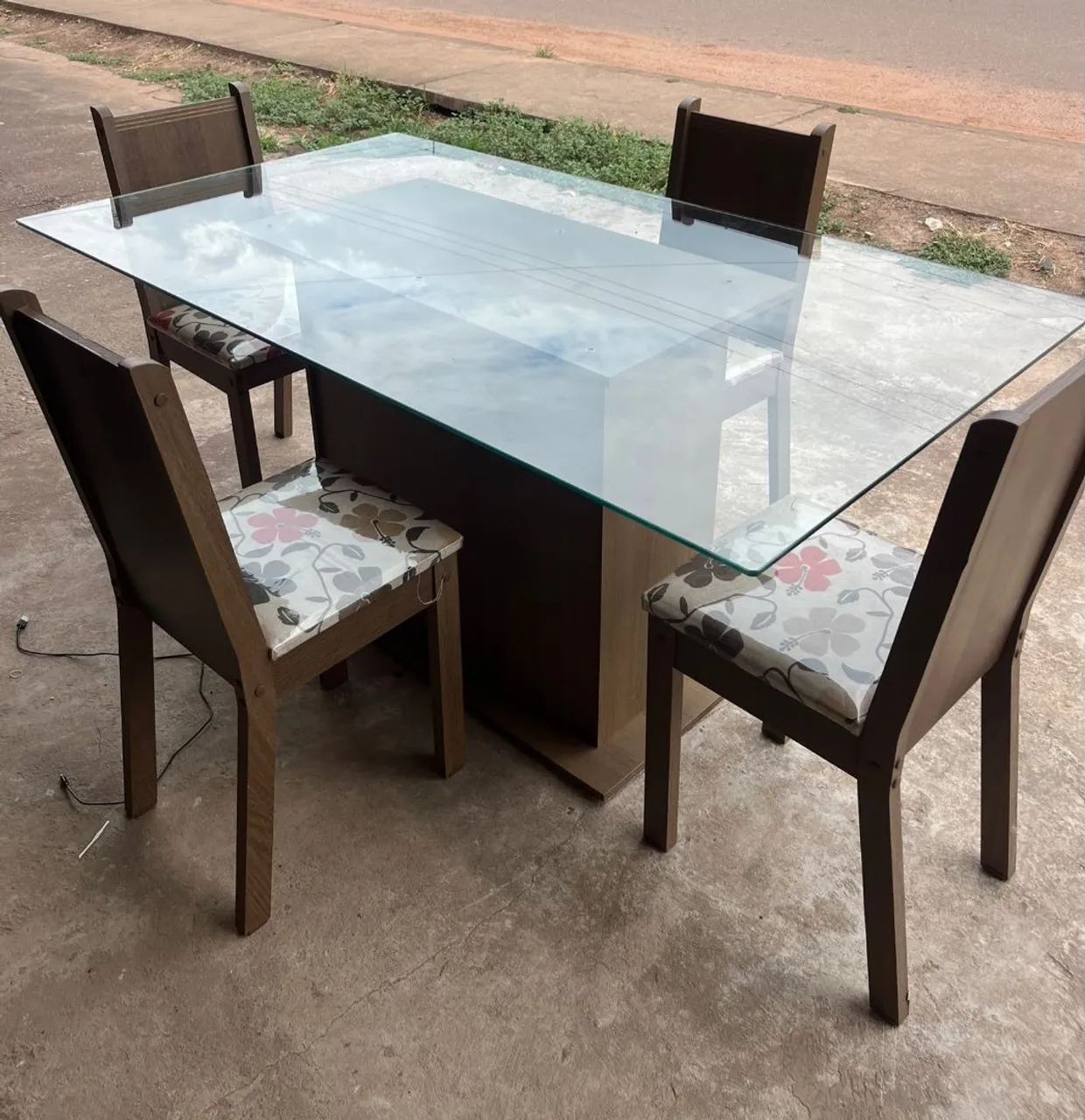 MESA DE VIDRO COM 4 CADEIRAS CONSERVADA - Foto 5