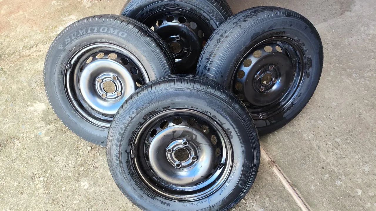 Rodas Aro 14 com pneus e calotas. 4x100