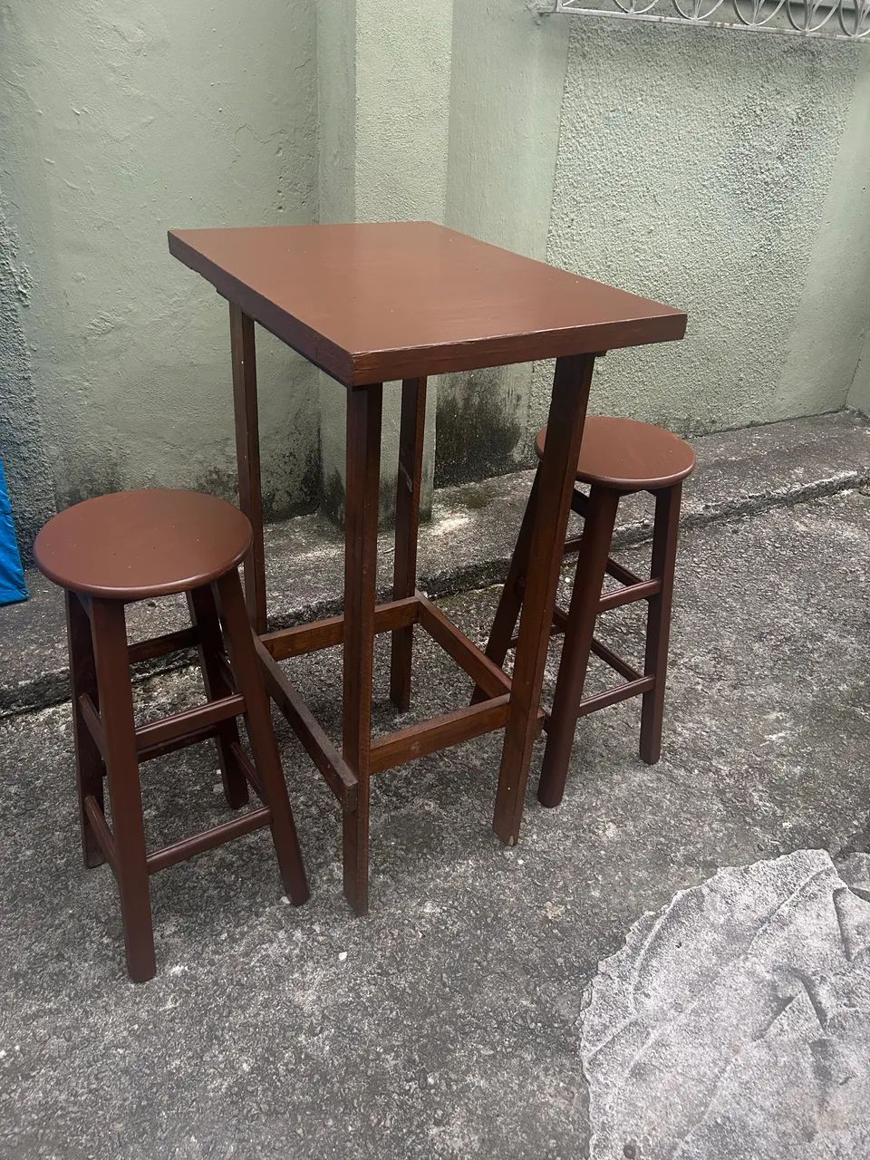 Mesa bistrô fixa com 2 banquetas altas