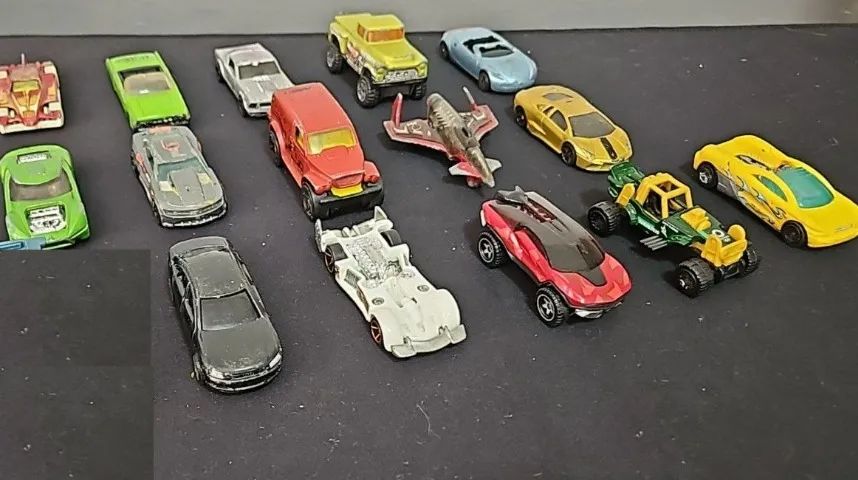 Lote com 15 carrinhos Hot Wheels - Foto 3