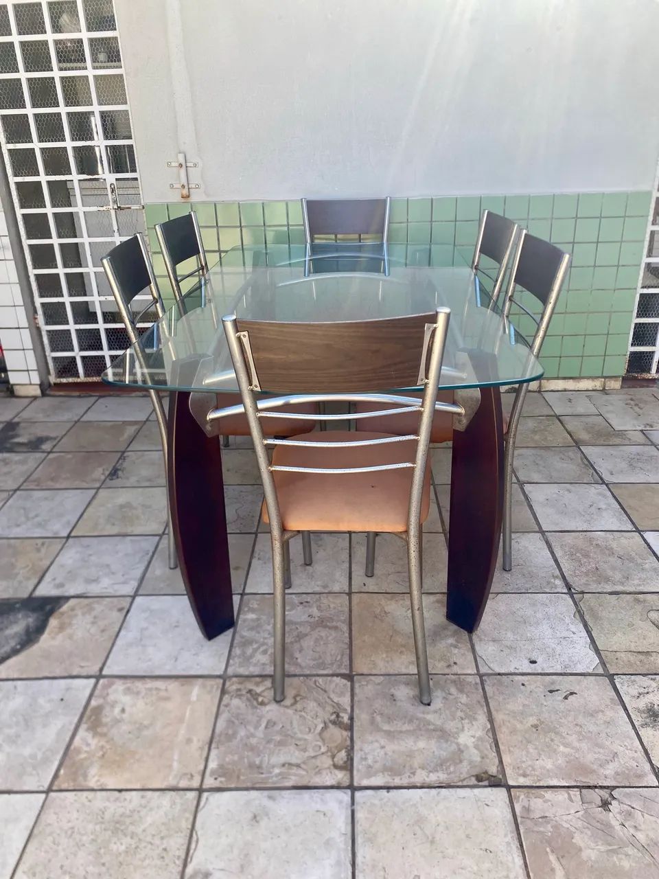 Mesa com tampo de vidro e 6 cadeiras - Foto 5