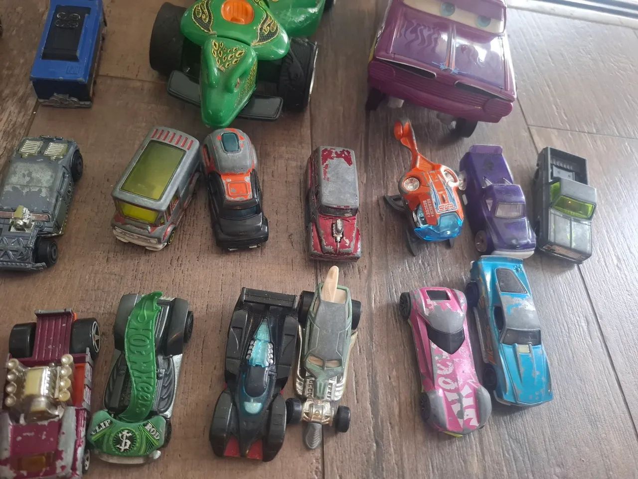 Carrinhos hotwheels e pista - Foto 3