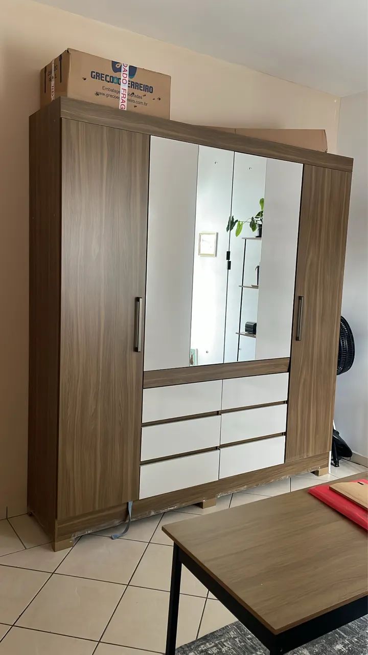 Guarda Roupa com 1 ano de uso 