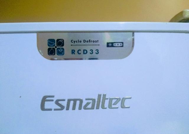 Geladeira Esmaltec RCD33, 276l, 220V (Para uso do congelador ou retirar peças)