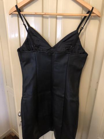 Vestido de couro fake. Novo. Tamanho P - Foto 2
