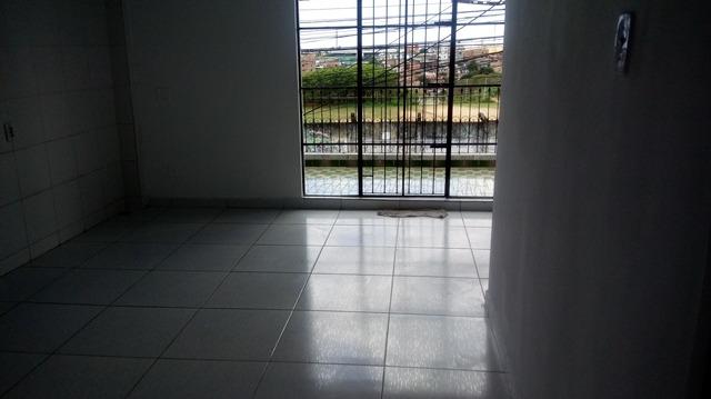 Casa Vila Canaria 1º andar Rua Principal Ótima Localização R$ 700,00 Ligue: 3215-4603 - Foto 2