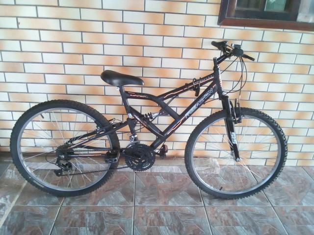 Bicicleta semi nova, com mola em excelente estado