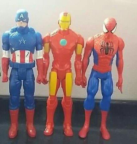 Lote de bonecos Avengers