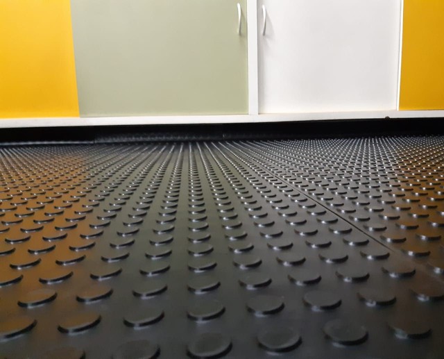 Piso anti-derrapante 50x50cm pastilhado 4mm R$ 9,95 - Foto 3