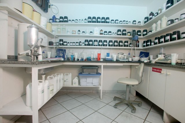 Produtos e equipamentos físicos de uma farmácia de manipulação - Foto 6