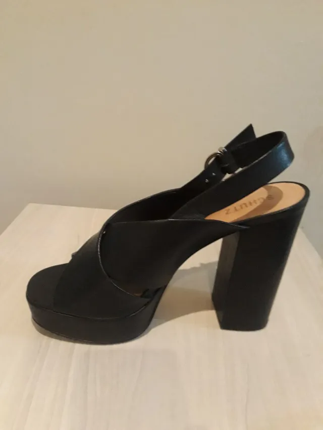 Sandália Schutz meia pata couro preto nr BRA 38 mas veste a 36 por ter fivela