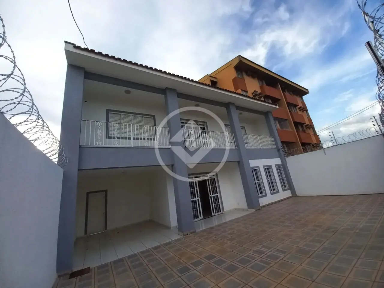 Aluga-se Casa de 3 Andares com Vocação Comercial em Bairro Nobre de Cuiabá codigo: 87069