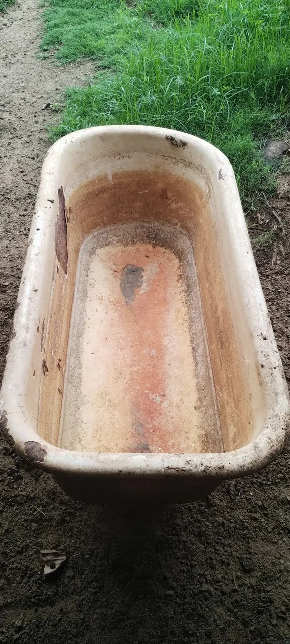 Banheira de cerâmica antiga