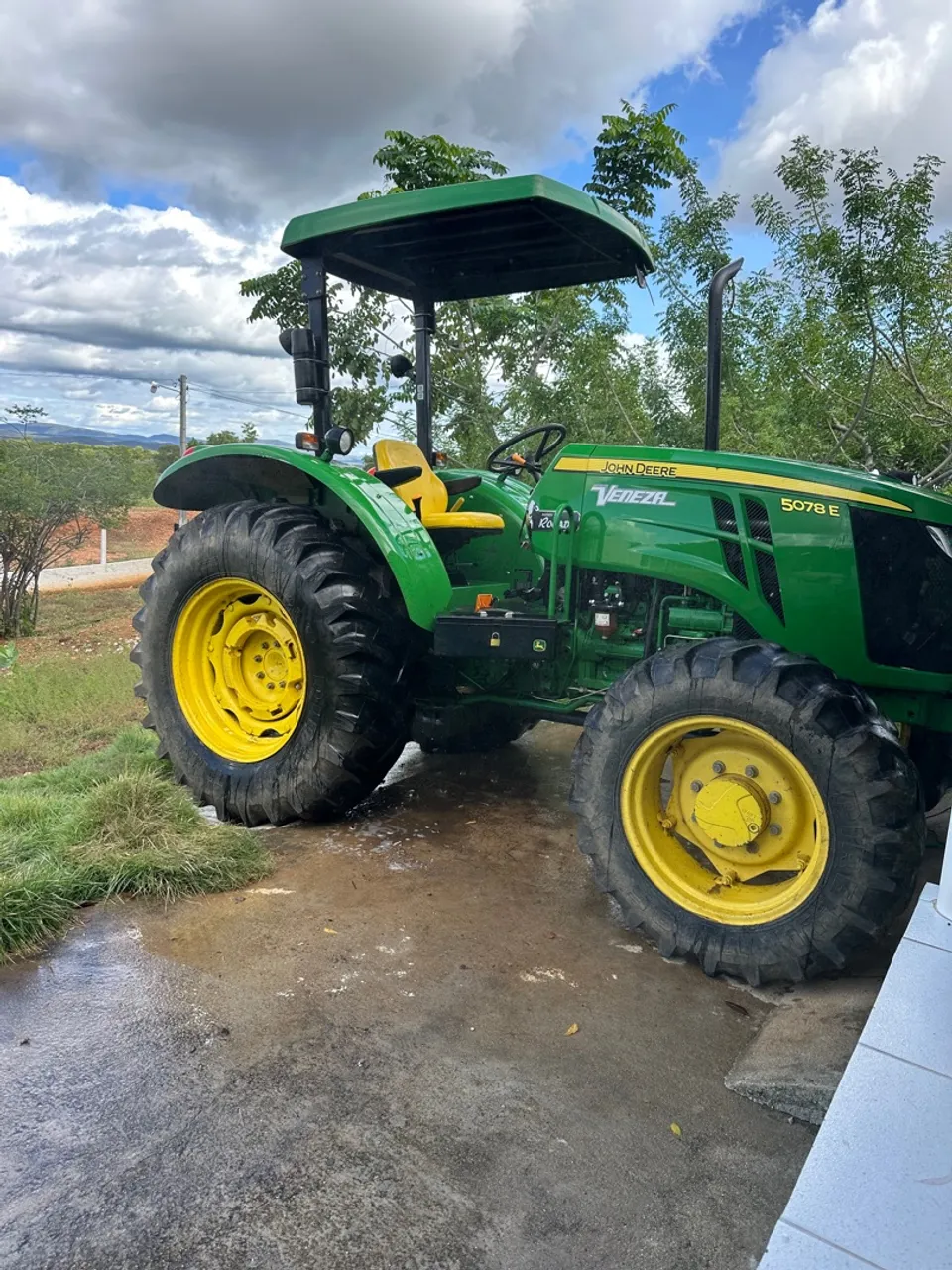 Trator JOHN DEERE 5078e mais GRADE TATU