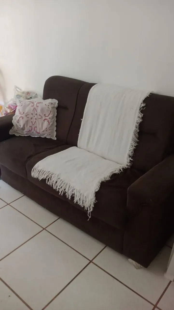 Sofá 3 lugares marrom com manta + colchão