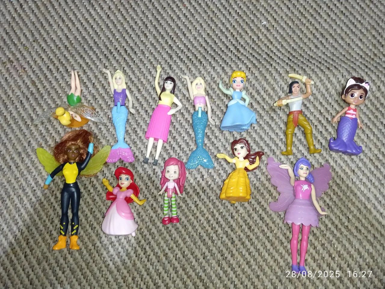 Bonecas pequenas diversas. Kit com 12 exemplares.
