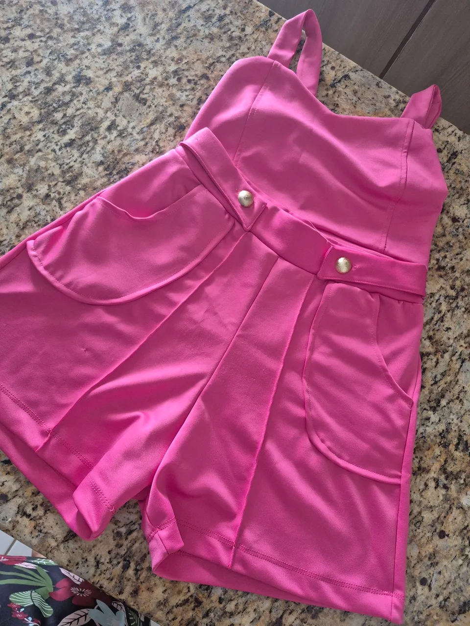 Macacão Shorts Rosa com Detalhes