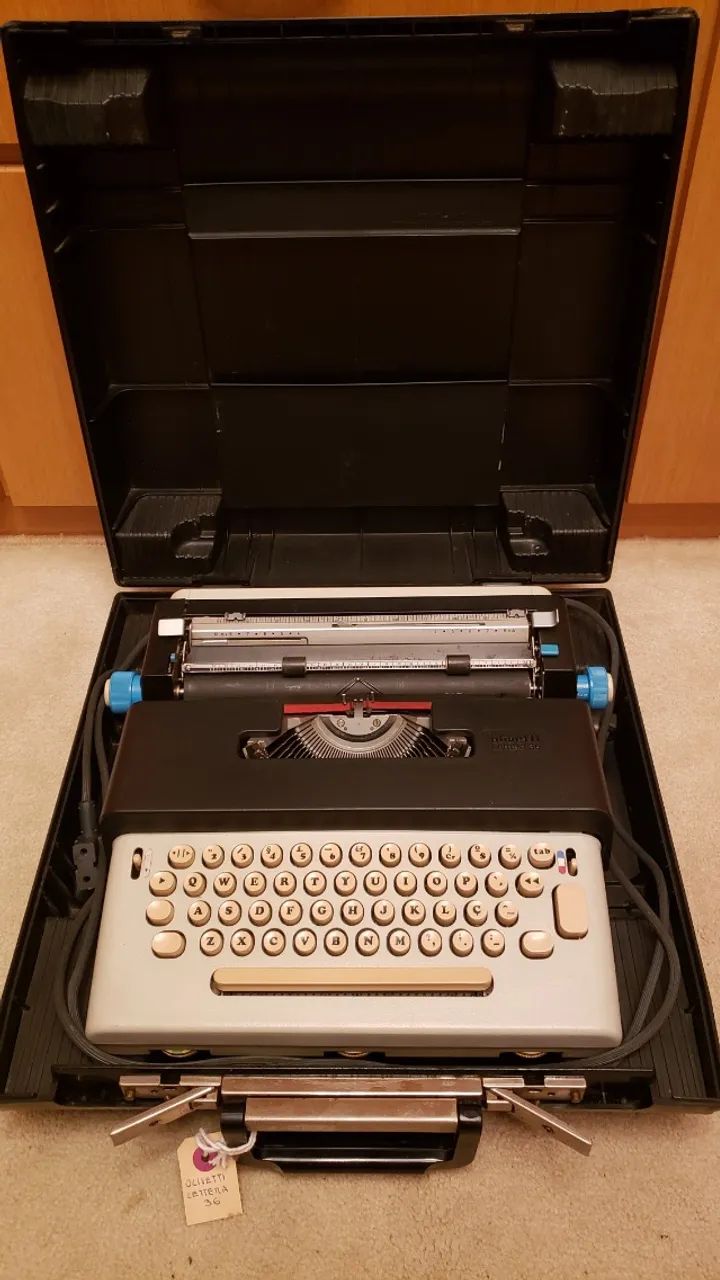 Maquina de Escrever  Antiga Olivetti Lettera 36 - perfeito estado e funcionado