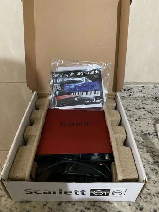 Vendo Placa de som Focusrite / Scarlett 6i6 Primeira Geração - Zerada com poucos detalhe d