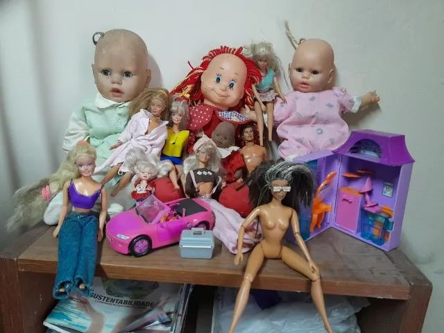 12 bonecas  antigas mais apetrechos 